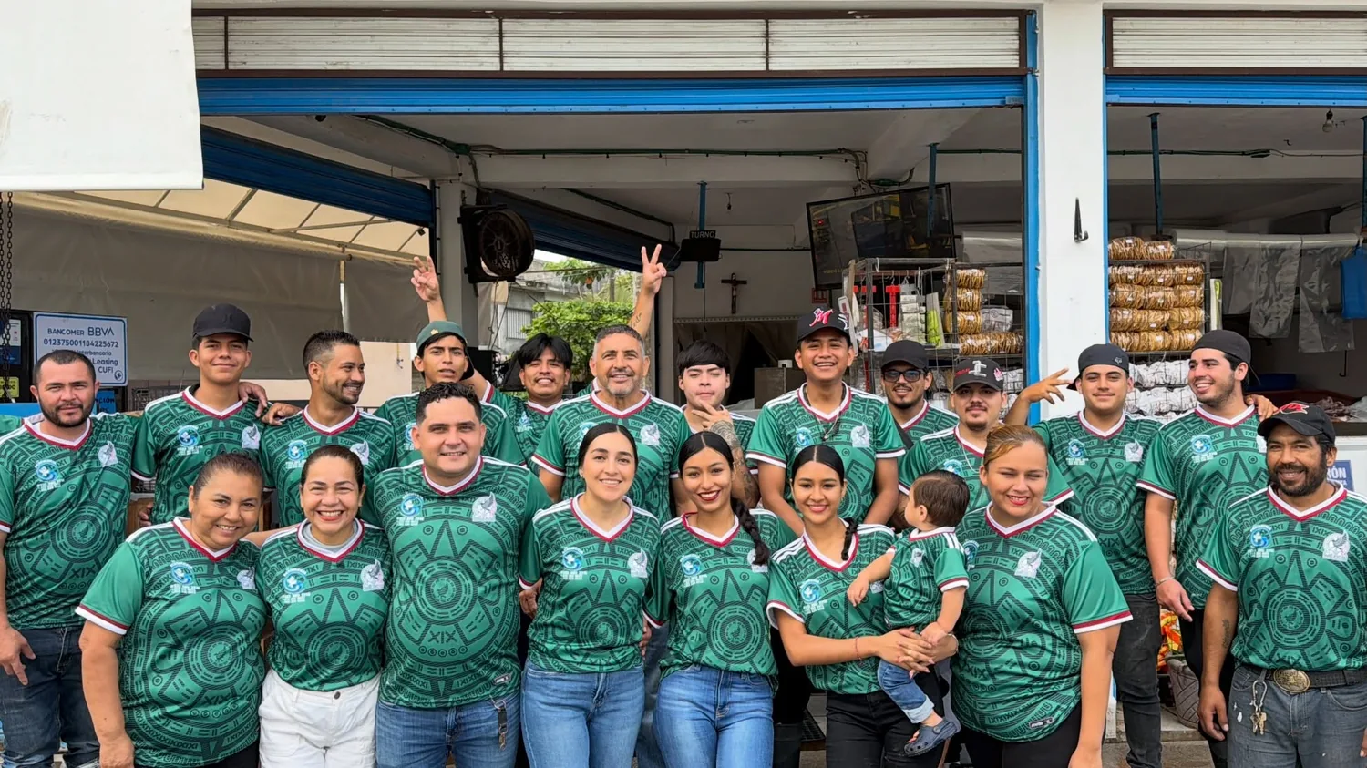 Equipo de La Periskeria frente a una sucursal
