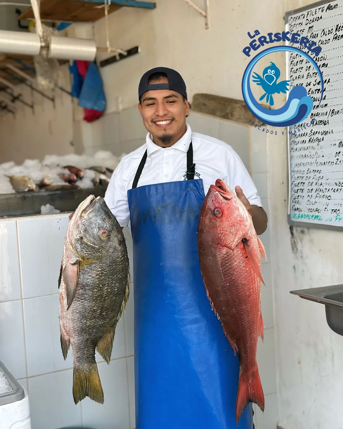 Personal de La Periskeria mostrando pescados frescos